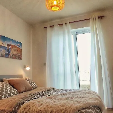 Modern 3 Bedroom Penthouse With Rooftop Views