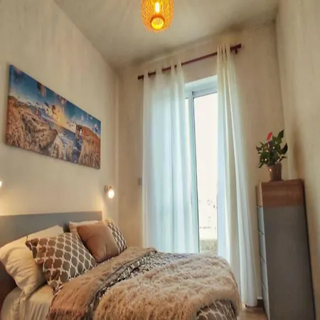 Modern 3 Bedroom Penthouse With Rooftop Views *