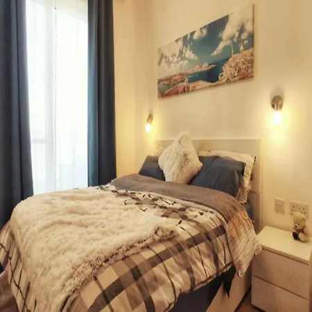 Modern 3 Bedroom Penthouse With Rooftop Views Apartment *